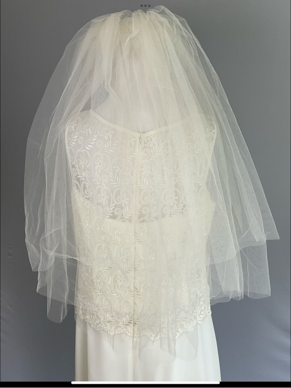 Vintage ivory bridal veil with pill hat and lace-trimmed comb. - Picture 5 of 10